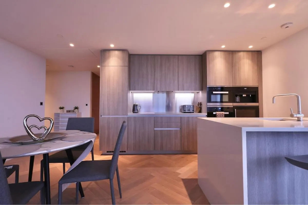 2 Bedroom Luxury Apartment London