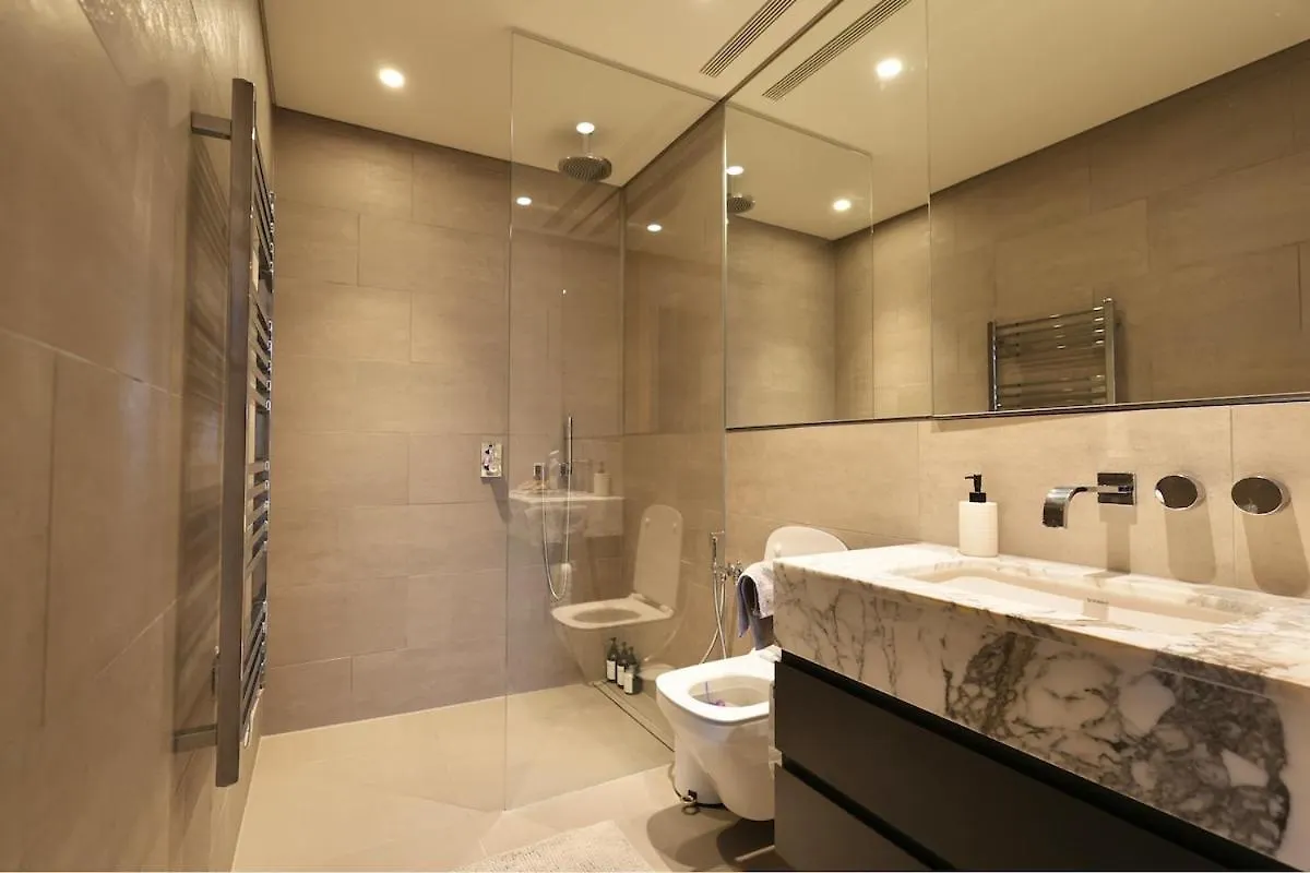 2 Bedroom Luxury Apartment London