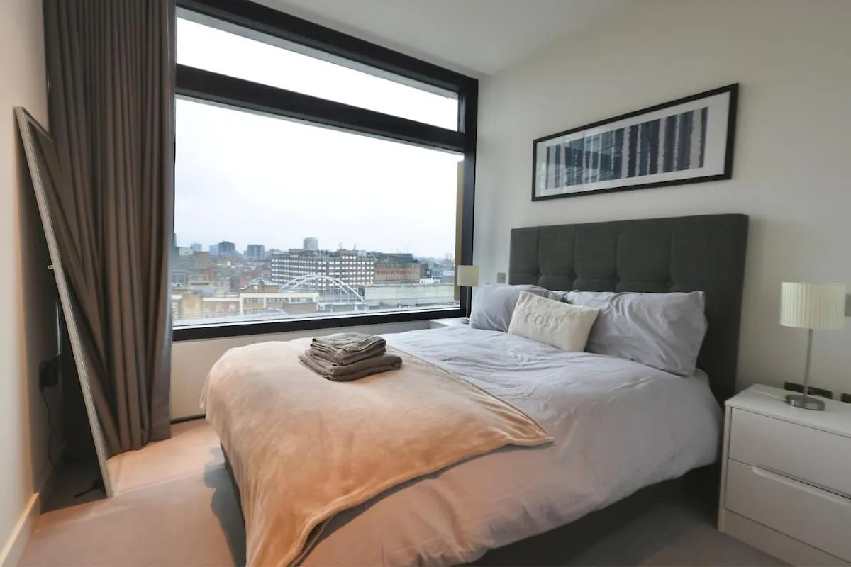 2 Bedroom Luxury Apartment London