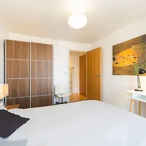 With Private Bathroom In A Modern Two Bedroom Two Bathroom Flat Privatunterkunft