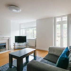 Bright & Welcoming Garden Flat Sleeps 6 In Style London