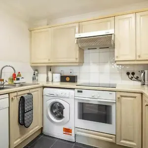 1 Bedroom Flat With Free Parking London