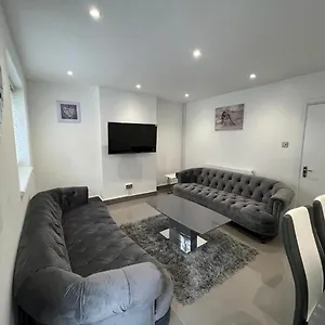 Modern Executive 2-bed In London