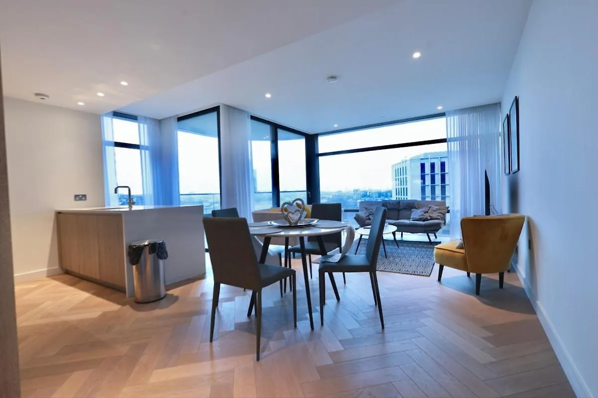 2 Bedroom Luxury Apartment London